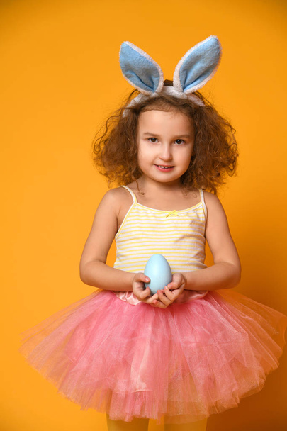 Cute little child girl wearing bunny ears on Easter day. - Foto, afbeelding