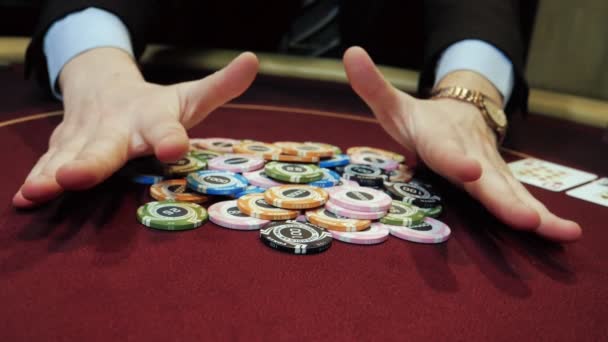 Πόκερ παίκτης ποντάρει όλες τις μάρκες που έχει. Τυχερό παιχνίδι καζίνο. - Πλάνα, βίντεο