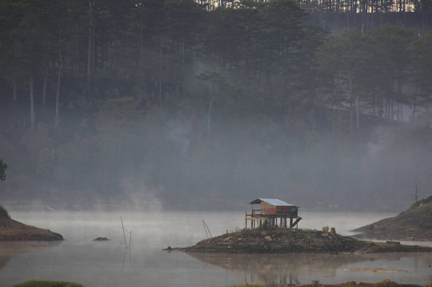 одинокая хижина на озере с магией света и тумана на рассвете
 - Фото, изображение