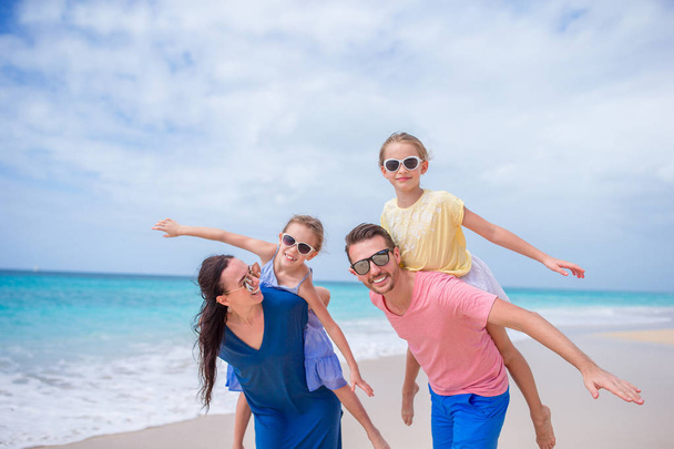 Happy rodinkou ze čtyř na pláži - Fotografie, Obrázek