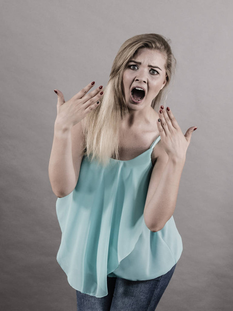 Эмоциональная напуганная женщина
 - Фото, изображение