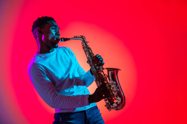 Músico de jazz afroamericano tocando el saxofón
. - Foto, Imagen