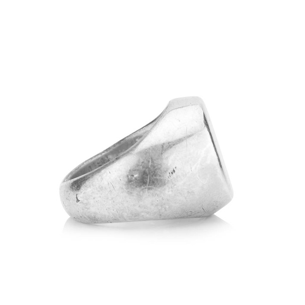 anillo de plata con rasguño aislado sobre fondo blanco
 - Foto, imagen