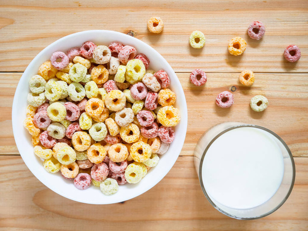 Барвистий фруктовий сніданок каші в мисці
  - Фото, зображення