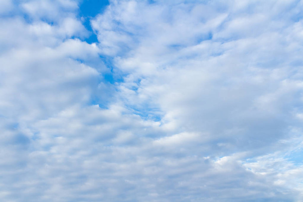 Blauer Himmel mit Wolken - Foto, Bild