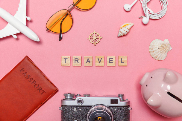 Minimale eenvoudig plat lag reizen avontuurlijke reis concept op roze pastel trendy moderne achtergrond - Foto, afbeelding