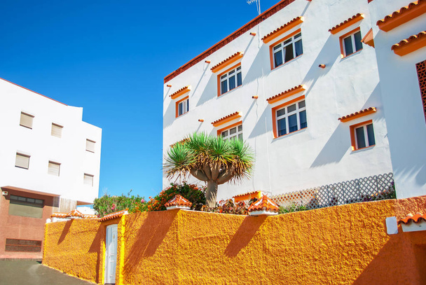 Vecchia casa in una piccola città di mare sulle Canarie
 - Foto, immagini