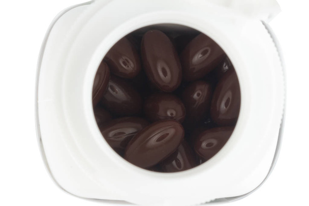 E. élelmiszer-kiegészítő vitamin. barna színű kapszula. elszigetelt  - Fotó, kép