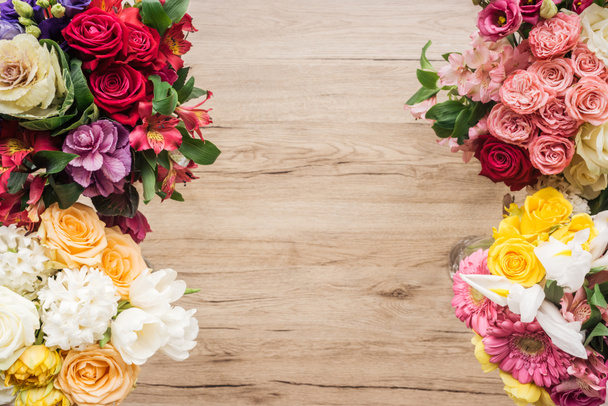 Bovenaanzicht van verse kleurrijke bloemen op houten oppervlak - Foto, afbeelding