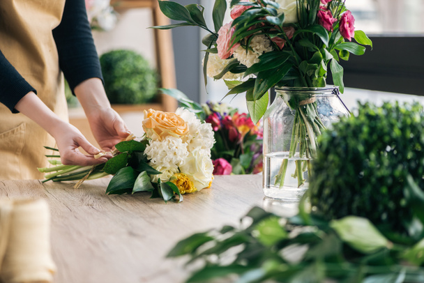 Teilansicht des Blumenhändlers, der Blumenstrauß im Blumenladen macht - Foto, Bild