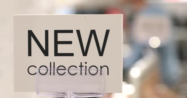 Podepsat pomocí nové kolekce slova v obchod oblečení - Záběry, video