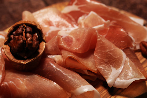 Italiaanse ham crudo of Jamon met rozemarijn. Rauwe ham op roest - Foto, afbeelding