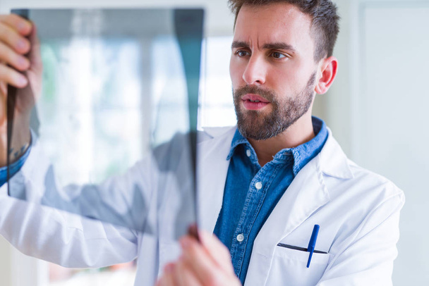 doctor hombre mirando radiografía de rayos X haciendo examen corporal - Foto, Imagen