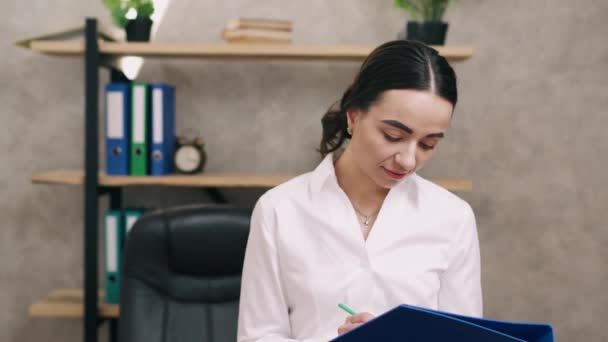 Portrait of business woman in office. - Video, Çekim