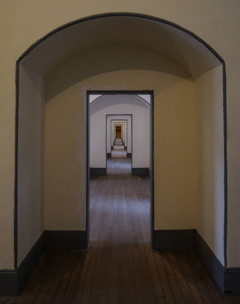pasillo estrecho con muchas puertas en punto fuerte
 - Foto, Imagen