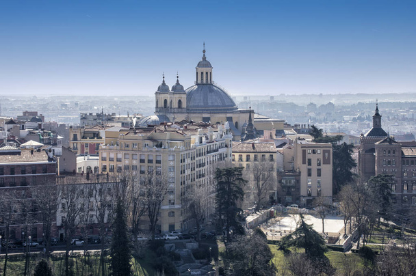 Перегляд будівель і центральній вулиці з тераси в Мадриді. Іспанія - Фото, зображення