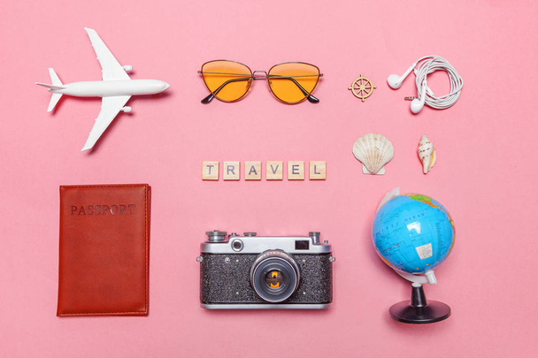 Mínimo simple plano lay viaje aventura concepto de viaje en rosa pastel moderno fondo de moda
 - Foto, Imagen