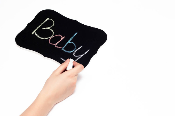 El tebeşir bir tablet kelime çocuk evlat edinme kavramı ve bir çocuk, infertilite, yakın çekim, kopya alanı hayalleri yazıyor. - Fotoğraf, Görsel