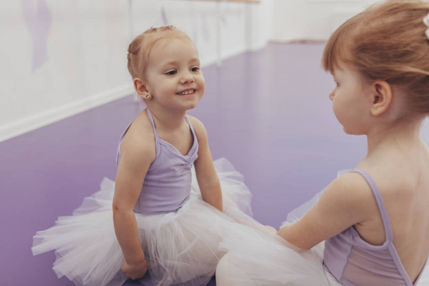 Krásné malé baletky v tanečním studiu - Fotografie, Obrázek