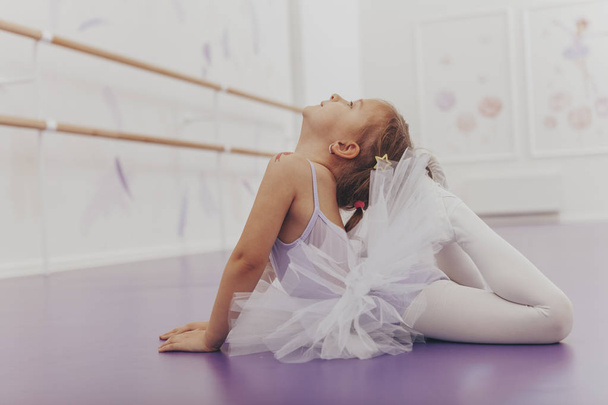 Adorável pequena bailarina em um estúdio de balé
 - Foto, Imagem