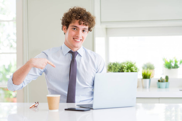 Genç iş adamı sürpriz yüz işaret parmağı kendisine ofiste bilgisayar laptop ile çalışma - Fotoğraf, Görsel