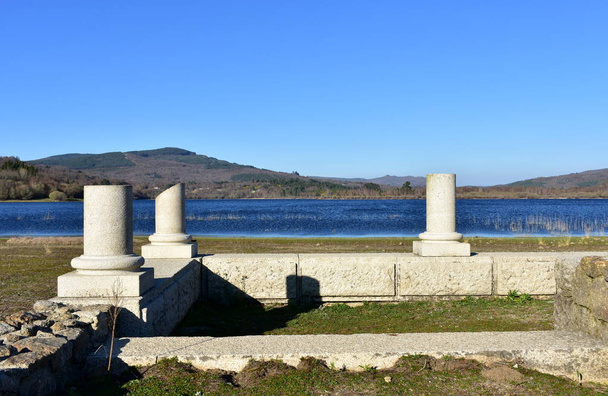 Ruinas romanas con lago. Aquis Querquennis sitio arqueológico. Baos de Bande, Orense, España
. - Foto, Imagen