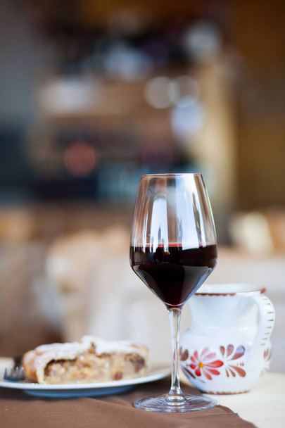 Glas Rotwein und Linzertorte im Café. Wandern in den Dolomiten, Italien - Foto, Bild