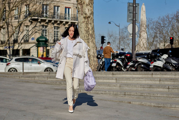 流行の服に流行女性路上中にパリのファッション週間秋/冬 2019/2020 パリ、フランスでの写真です。. - 写真・画像