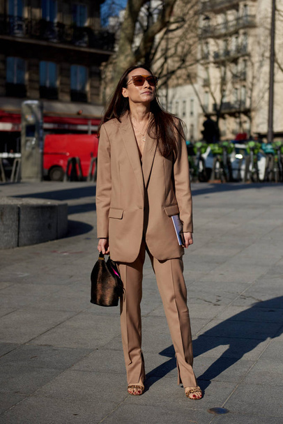 Una donna alla moda in abiti alla moda è fotografata per strada durante la settimana della moda di Parigi Autunno / Inverno 2019 / 2020 a Parigi, Francia
. - Foto, immagini