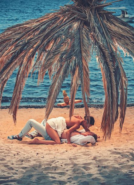 Młoda seksowna para na plaży z zachodu słońca. Mody kolory - Zdjęcie, obraz