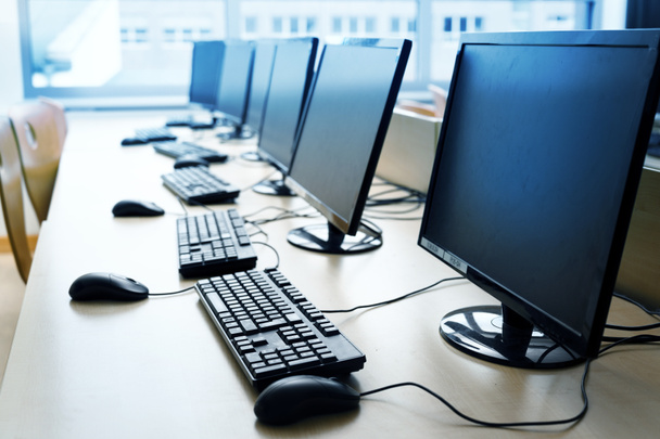 Ordenador PC espacios de trabajo en fila para los trabajadores creativos, programador o estudiantes en una gran oficina
 - Foto, imagen
