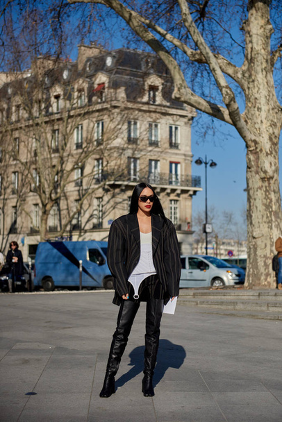 Trendikäs nainen muodikkaassa asussa on kuvassa kadulla Pariisin muotiviikon syksyllä / talvella 2019 / 2020 Pariisissa, Ranskassa
. - Valokuva, kuva