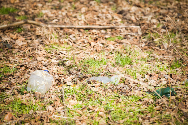 Contaminación plástica del río, residuos plásticos en el agua
 - Foto, Imagen