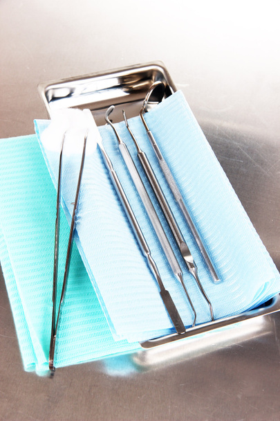 Herramientas de dentista en primer plano de mesa gris
 - Foto, Imagen