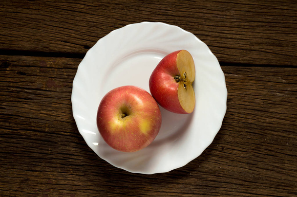 яблука на дерев'яному фоні
 - Фото, зображення