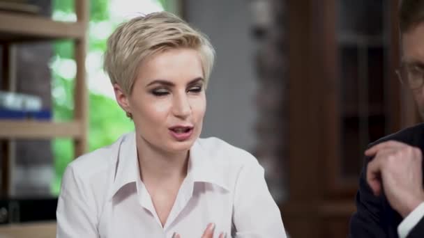 Blonde business women present her ides at a meeting - Záběry, video