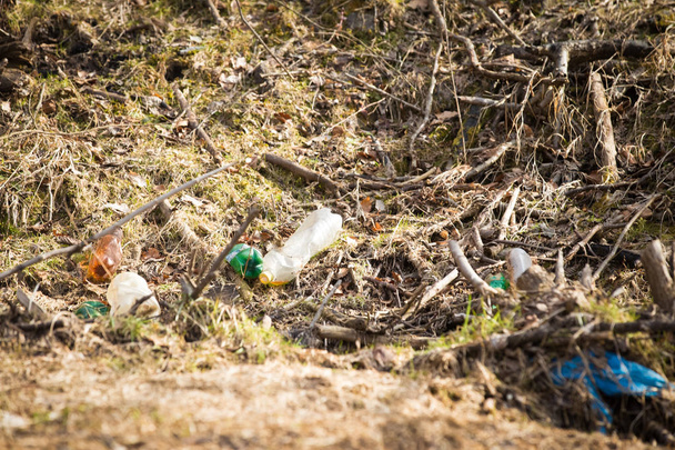 Plastic vervuiling van de rivier, plastic afval in water - Foto, afbeelding