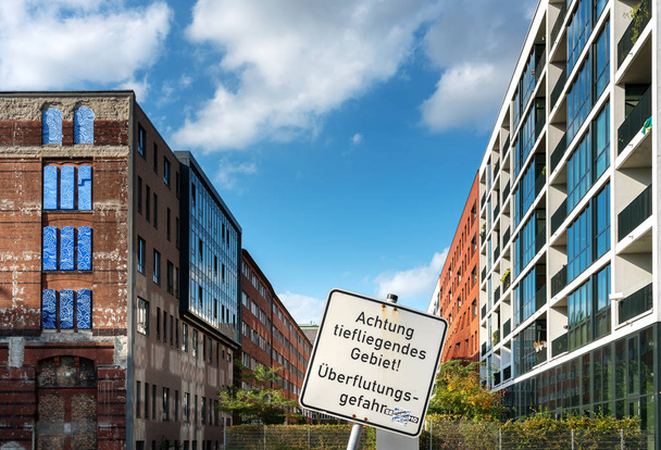 watch out for flooding at the new construction area in Hamburg's HafenCity - Foto, immagini