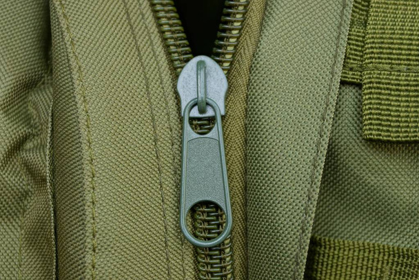 a hátizsák egy zöld fém cipzáras - Fotó, kép