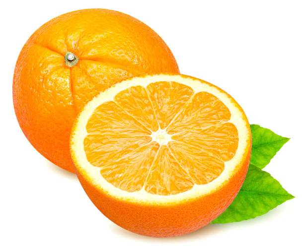 Απομονωμένα φρούτα πορτοκαλιού. Ένα και μισό πορτοκάλια με φύλλα απομονωμένα σε λευκό φόντο με διαδρομή αποκοπής - Φωτογραφία, εικόνα