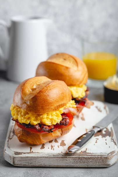 スクランブルエッグの朝食サンドイッチ - 写真・画像