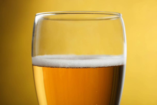 стеклянная чашка с легким пивом
 - Фото, изображение