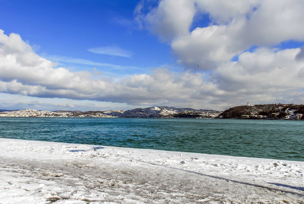 Isztambul, Törökország, 2010. január 26.: a Boszporusz, a hó és a tenger, Emir - Fotó, kép