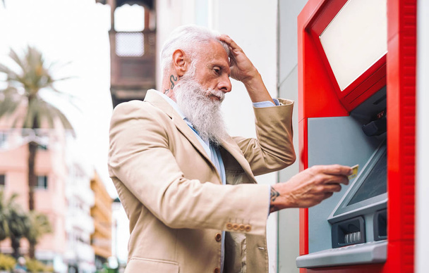 Šťastný, zralý muž vybrat peníze z bankomatu banky s debetní kartou - starší muž dělá platby kreditní kartou v Atm - koncept podnikání, bankovnictví a životním lidí - Fotografie, Obrázek