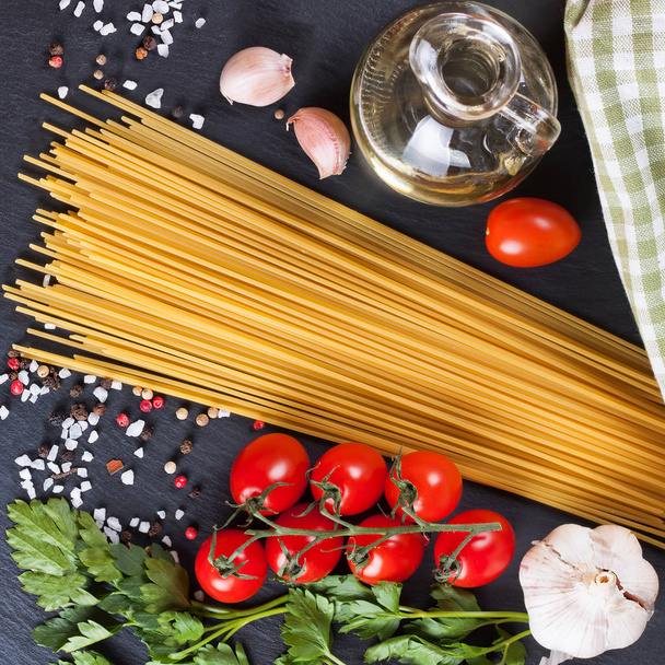 Ingredientes para pasta italiana sobre fondo de pizarra negra
. - Foto, imagen