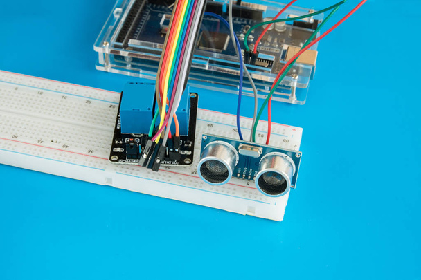 microcontrolador programado arduino con sensor ultrasónico y módulo de relé
 - Foto, Imagen