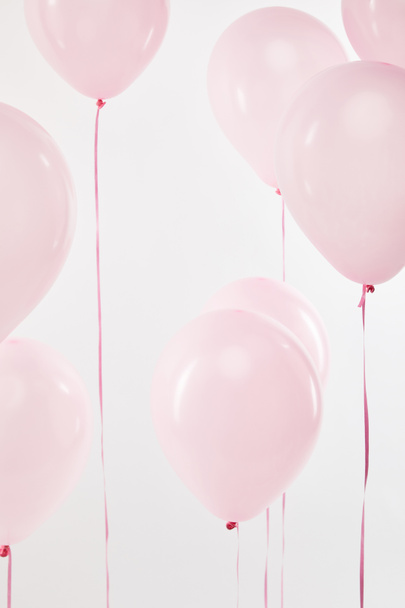 fond avec des ballons à air rose flottants décoratifs isolés sur blanc
 - Photo, image