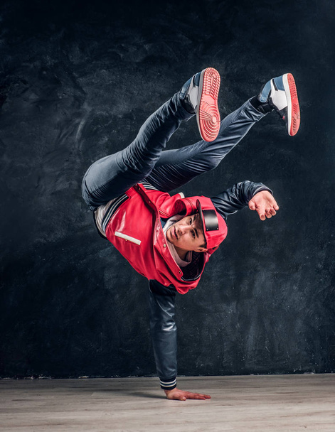 Bailarina de estilo hip-hop interpreta elementos acrobáticos breakdance
. - Foto, Imagen