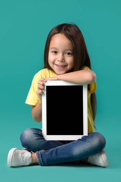 little girl holding a blank tablet computer - Foto, immagini