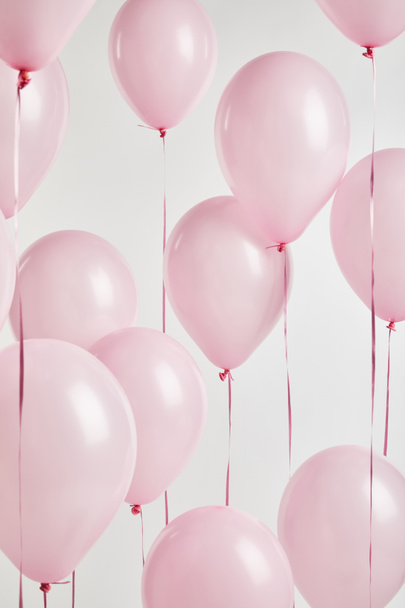 fondo con globos decorativos de aire rosa aislados en blanco
 - Foto, Imagen